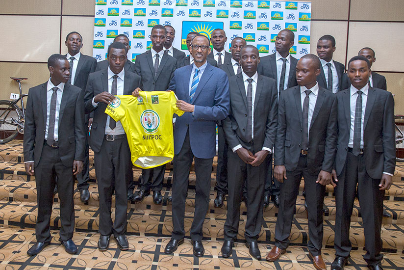President Paul Kagame poses with Team Rwanda riders when he hosted them at a dinner at Serena Hotel. (Village Urugwiro)