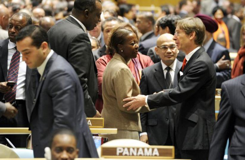 Foreign Affairs minister Louise Mushikiwabo(C), chats with other officials during the UN Security Council elections last year. (Net)