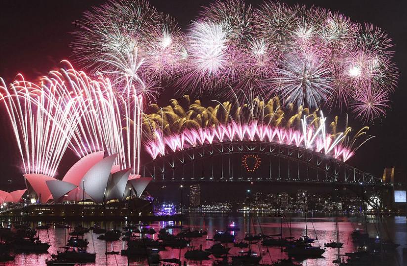 Thousands of people watched the fireworks in Sydney from some 50 vessels in the water as they ushered in 2015. (Net photo)