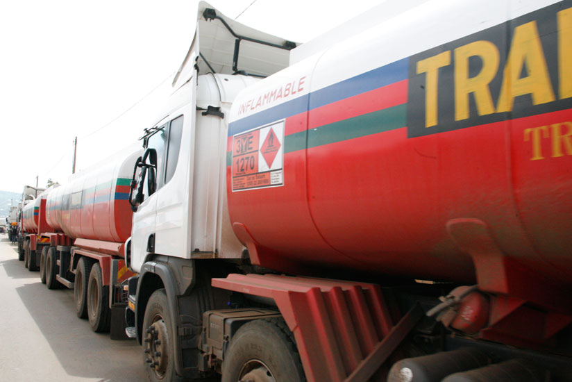 Trucks carrying petroleum products cross the border at Gatuna. Low oil prices could hurt exports of raw materials.  (File)