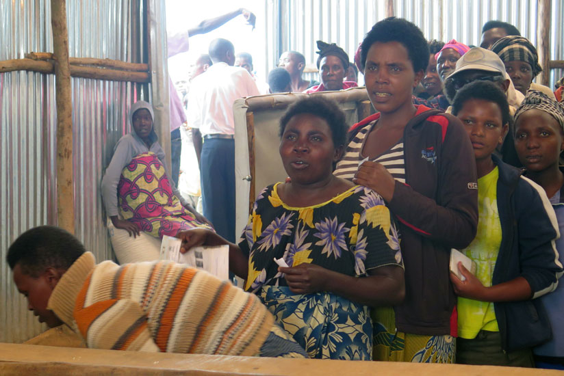 Refugees line up to get food rations in Kigeme camp on monday.  (JP. Bucyensenge)