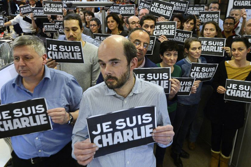 Journalists hold placards as they hold a minute of silence, following the attack by gunmen in the offices of the French satirical weekly Charlie Hebdo, Paris, Jan. 7, 2015. (Net)