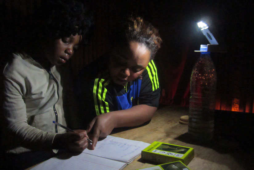 Students read with the help of Waka Waka lighting. (Internet photo) 