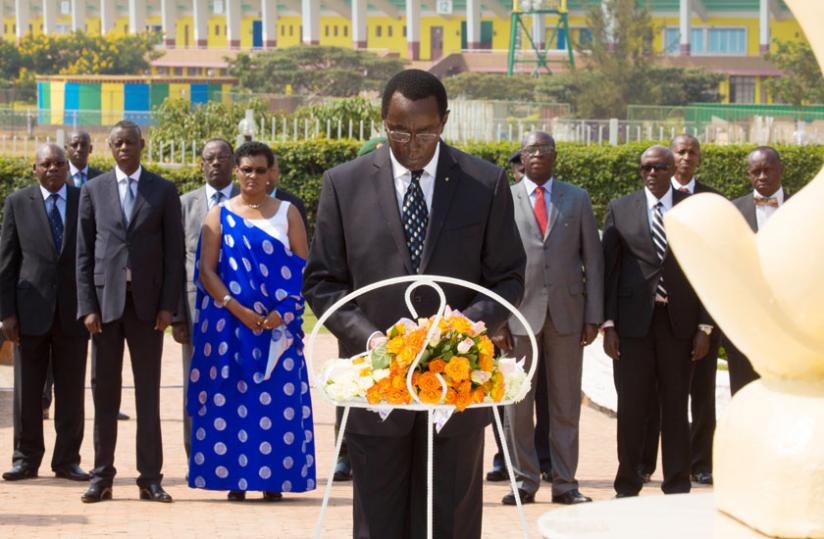 Senate president Bernard Makuza, flanked by other senior government officials, lays a wreath at the Heroes Mausoleum in Remera, Kigali in honour of Rwandan heroes and heroines.(Timothy Kisambira)