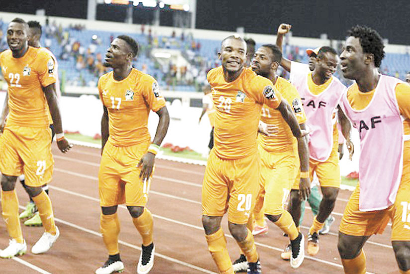 Bony (right) and his team-mates celebrate with the Ivory Coast fans after the final whistle. (Net photo)