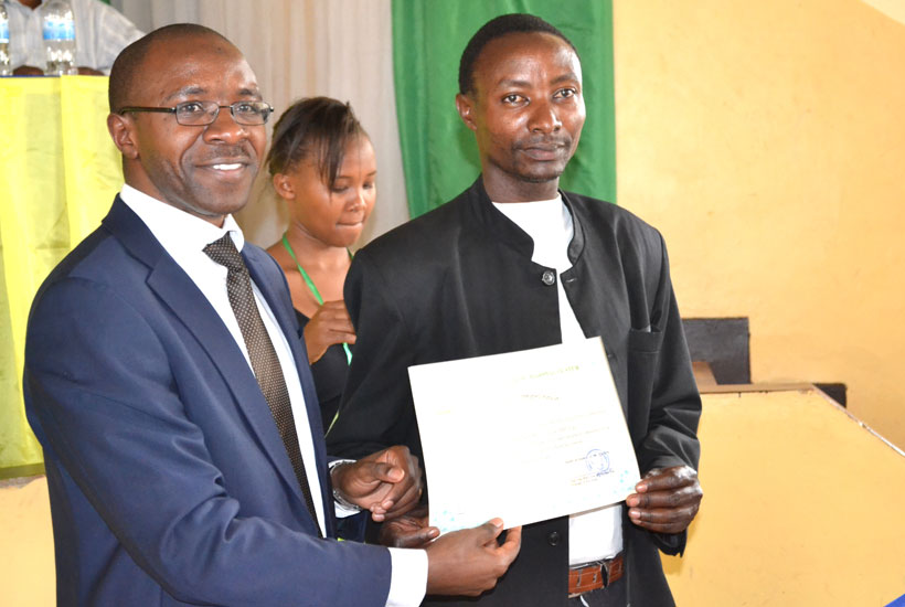 IPRC East boss Ephrem Musonera awarding certificates to the students. (Stephen Rwembeho)
