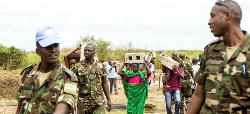 Rwandan Unamiss peacekeepers escort civilians in Kapuri, South Sudan. (Net photo)
