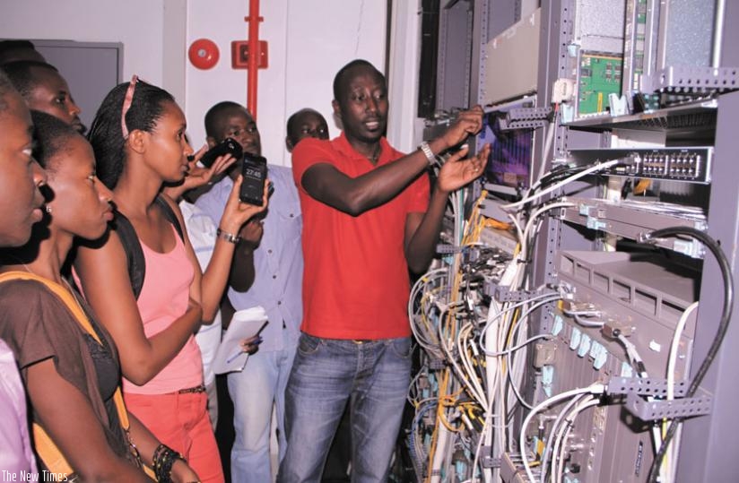 Robert Muratirwa, the Airtel Rwanda network manager, during a session with the RTUC students at the telecom firmu2019s operation centre.