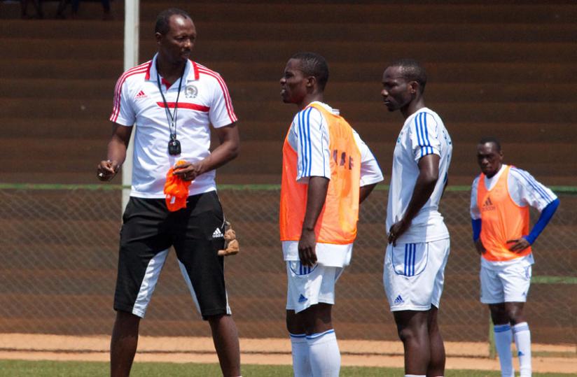 Former Amavubi coach Eric Nshimiyimana talking to players before the game. (File)