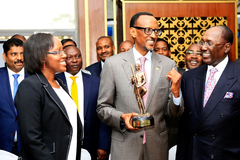 In addition to EAC activities, President Kagame also took part in events to boost investment and regional business. The President received a gift from Patrons of Kenya National Chamber of Commerce in Nairobi, Kenya, yesterday. (Village Urugwiro)