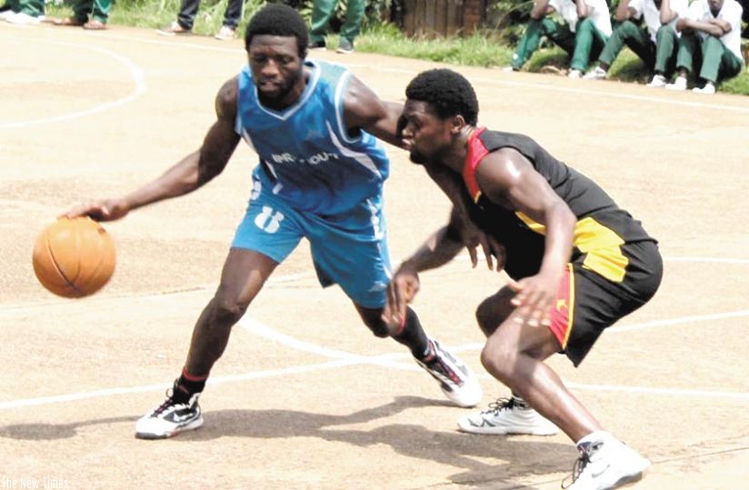 Yesman Bushiri, (left), of IPRC-South goes round Patrick Kalibushi of Rusizi BC in a league game in Rusizi on Sunday. (Courtsey)