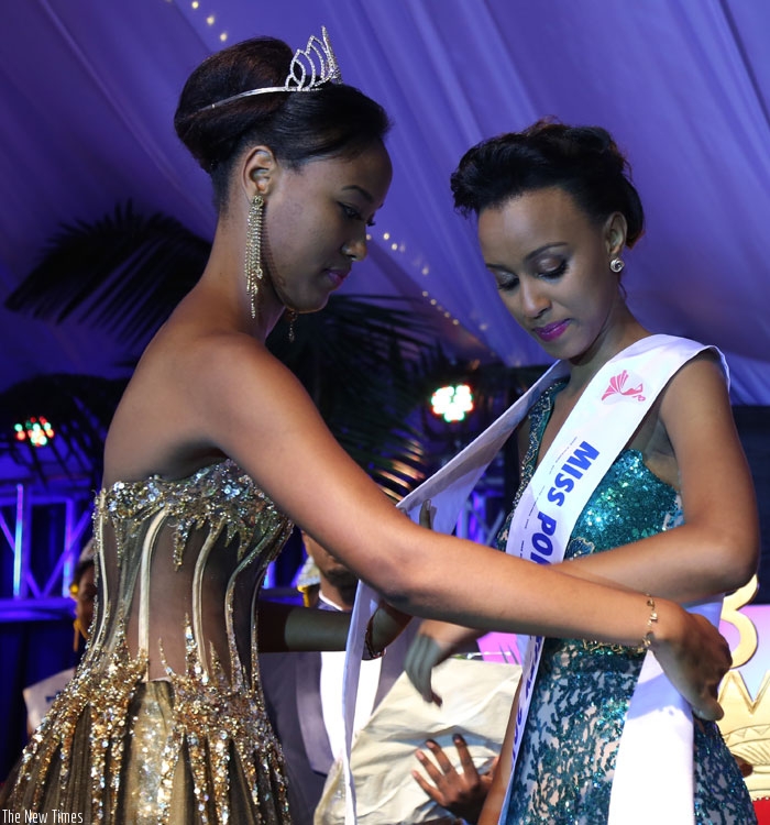 Miss Rwanda 2014 Colombe Akiwacu crowns her successor Doriane Kundwa.