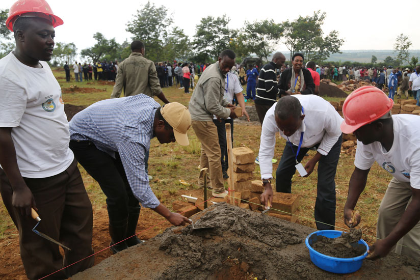 The leaders participated in building houses for Rwandans who were evicted from Tanzania as part of Umuganda, yesterday. (Village Urugwiro)