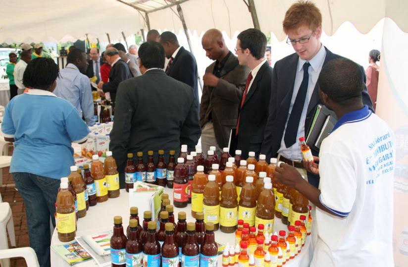 Delegates inspect some of the products from Rwanda's agriculture transformation during an agribusiness meeting in Kigali in 2010. (File)