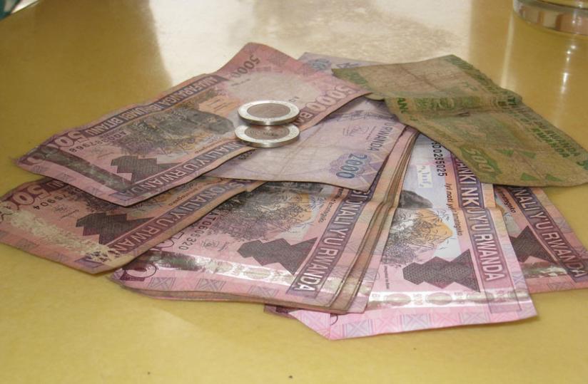 Some university girls sleep with older men in exchange for money, cars, expensive bags, shoes and perfume. (Net)