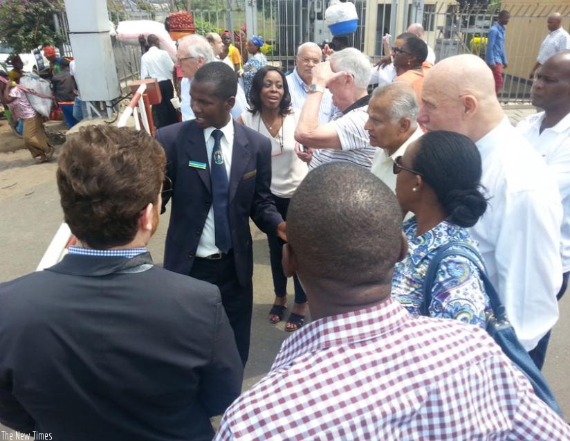 The honorary consuls interact with a Rwandan immigration officer at the border of Rwanda and DRC, Petite Barriere over the weekend. (Courtesy)