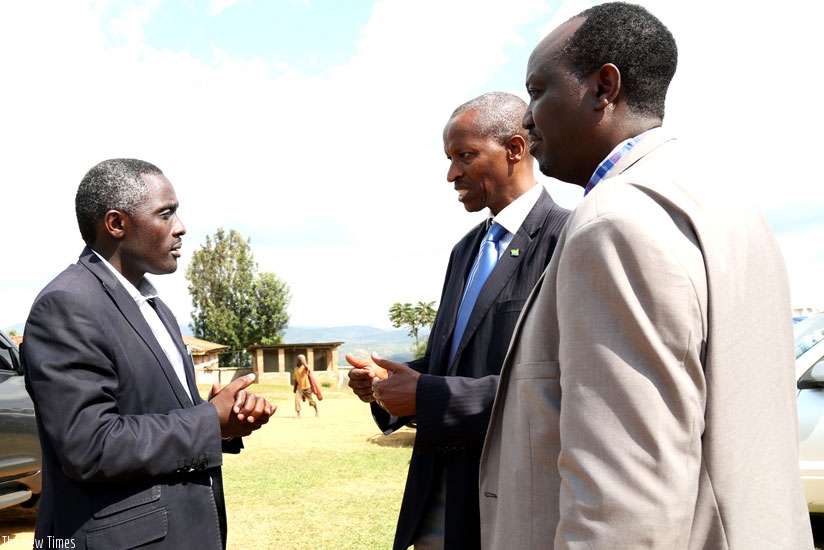 Sindayiheba (L) chats with Deo Nkusi, the executive secretary of Cheno (C), and Dr Nkaka at the school during the commemmoration event on Thursday. (All photos by John Mbanda)