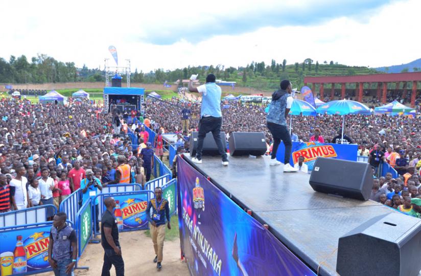 The roadshow attracted a mammoth crowd. (Plaisir Muzogeye)