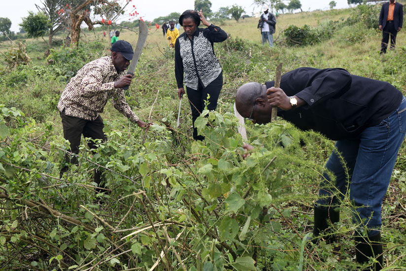 Prime Minister Anastase Murekezi (R) with Local Government Minister Francis Kaboneka (L) and Governor of the Eastern Province Odette Uwamariya during the Umuganda yesterday.
