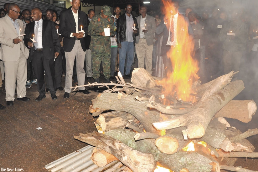 Government officials join AERG members in a all-night vigil to commemorate the 1994 Genocide against the Tutsi. (Theophile Niyitegeka)