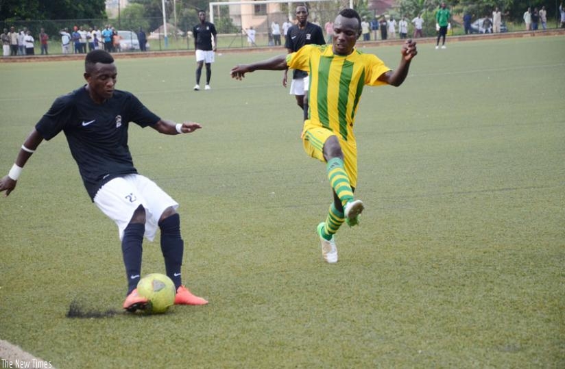Rusheshangoga tries to cross the ball as a Marines defender closes in on him. The right back scored as APR beat Marines 4-1. (Sam Ngendahimana)