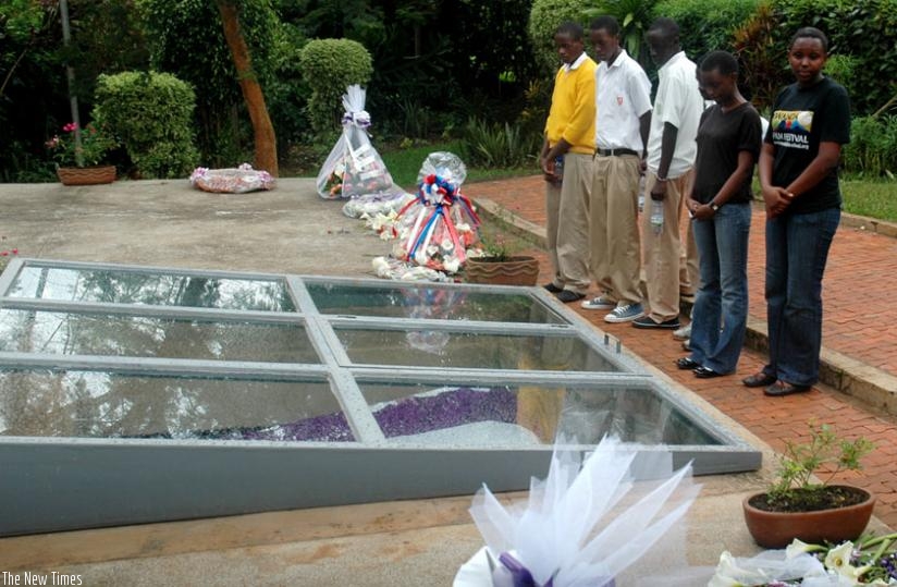 Students pay their respects by a mass grave at Kigali Genocide Memorial Centre, Gisozi. (File)