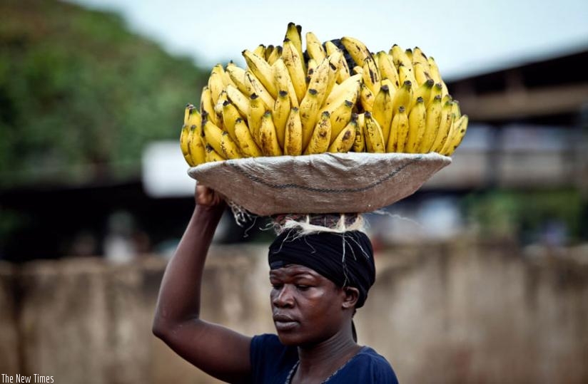 A woman sells bananas. Experts say fresh food may not necessarily contain all the required body nutrients. (Internet)
