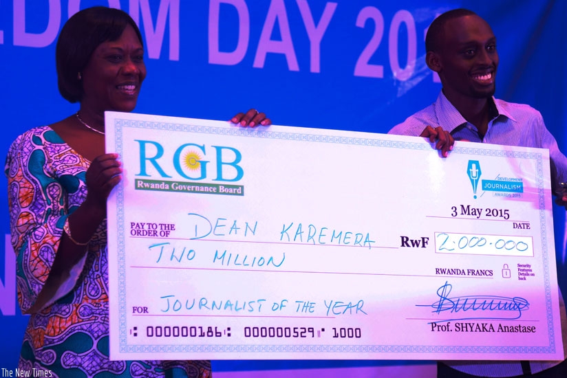 Karemera (R) is awarded Journalist of the Year 2015 by Dr Mukabaramba. (All photos by Doreen Umutesi)