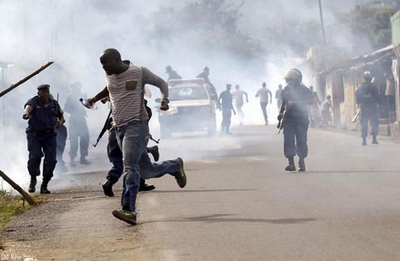 Police clash with protesters in the Burundian capital Bujumbura. (Net photo)