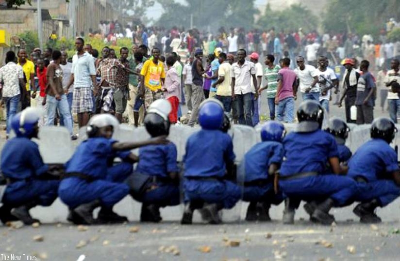 Burundian Police form a wall to stop protesters in the capital Bujumbura. (Net photo)