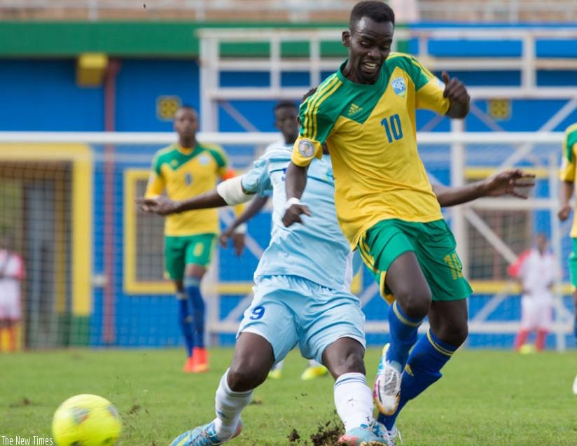 Amavubi midfielder Bonfils Kabanda goes past a Somalia defender in the first leg. it is not clear where the return leg will take place after Kenya football federation ruled out providing a venue due to security concerns. (T. Kisambira)