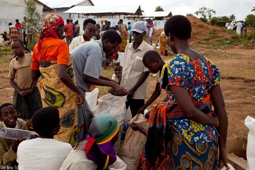Burundian refugees share food from WFP in Mahama Camp. (Faustin Niyigena)