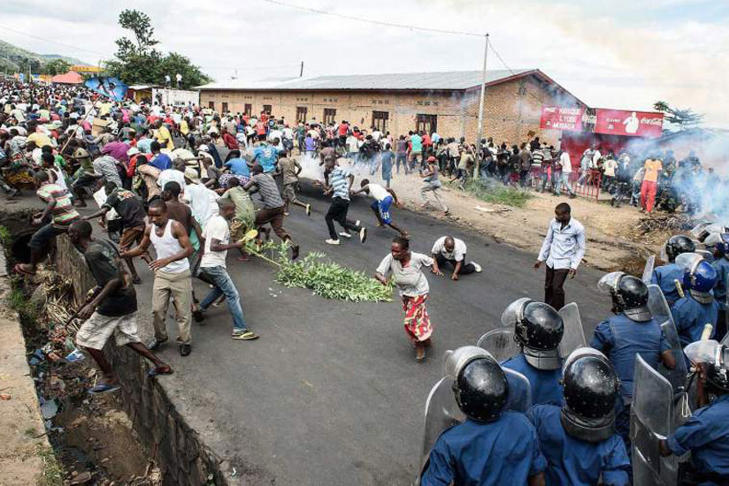 Burundi's policemen and army forces face protesters during a demonstration against incumbent President Pierre Nkurunziza's bid for a third term in office. (Net photo)