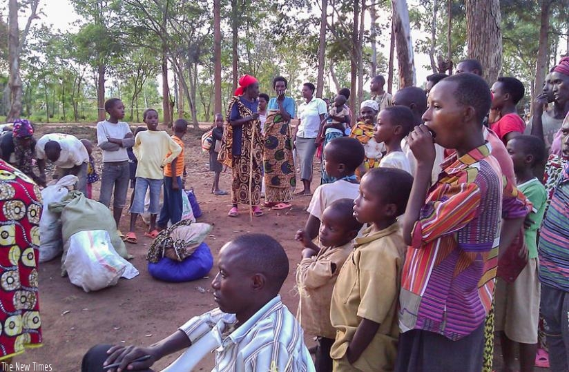 Residents of Bugesera look at new arrivals of refugees to Gashora camp. Hassan Mutuhe. (Hassan Mutuhe)