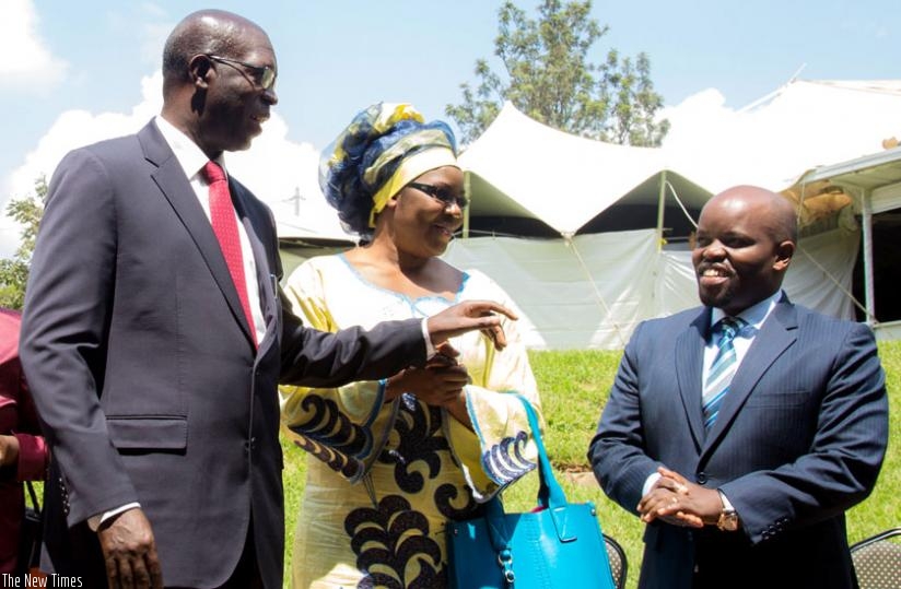 Premier Murekezi (L) interacts with Ministers Judith Uwizeye (C ) and Jean Philbert Nsengimana during a break at the forum yesterday. (Doreen Umutesi)