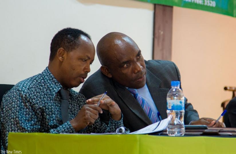 Nathan Ntwali (L) of Media High Council  and Mbanda, the Head of Media and Communication at Rwanda Governance Board  exchange ideas during the meeting in Kigali, last week. (D.Umutesi)