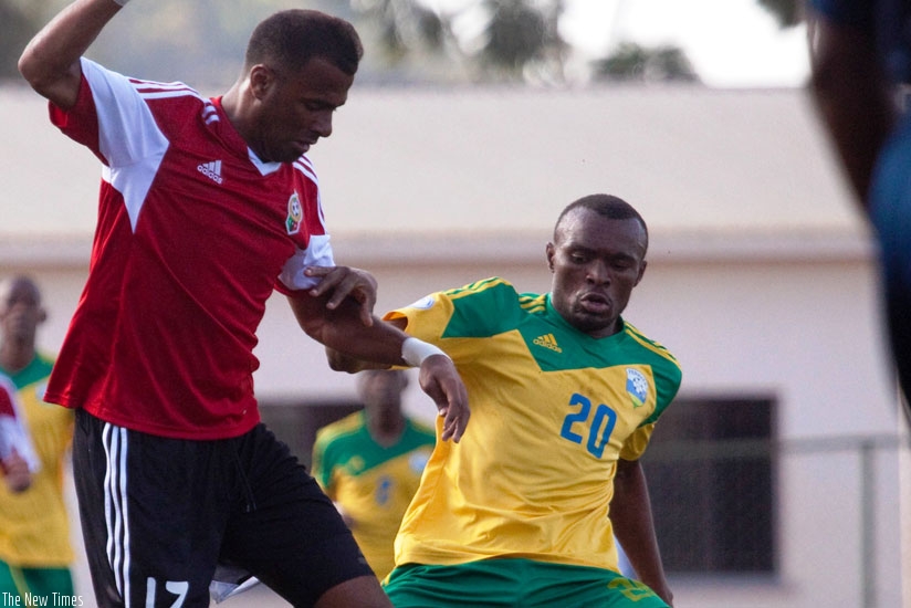Amavubi forward Tuyisenge (R) battles with Libyan defender Abdelrahman Fetori during the 2015 AFCON qualifier in Kigali. (T. Kisambira)