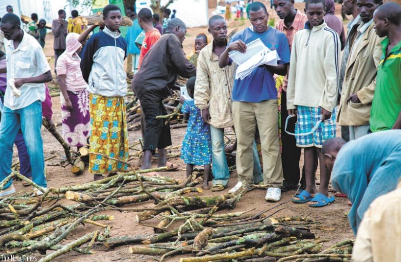 Burundian refugees receive firewood last week at Mahama Refugee camp.  (Doreen Umutesi)