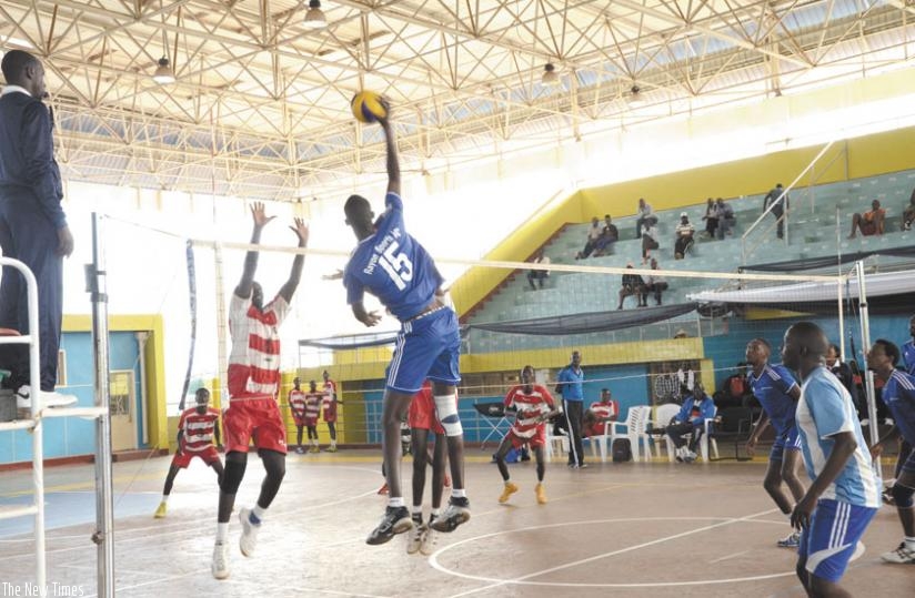 Rayon Sports' attacker Nelson Murangwa puts the ball past Rukinzo last Saturday.  (Sam Ngendahimana)