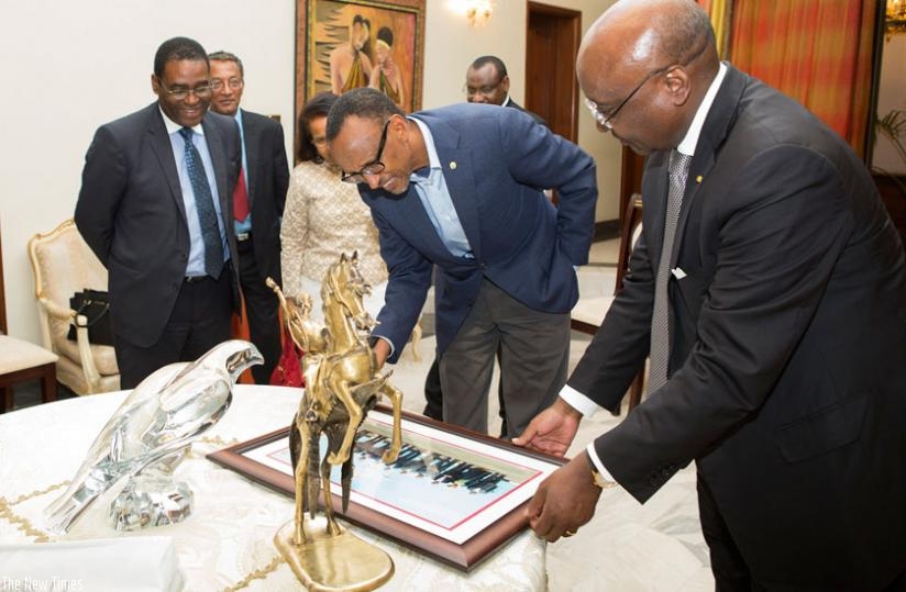 African Development Bank President, Donald Kaberuka, bids farewell to President Kagame. (Village Urugwiro)