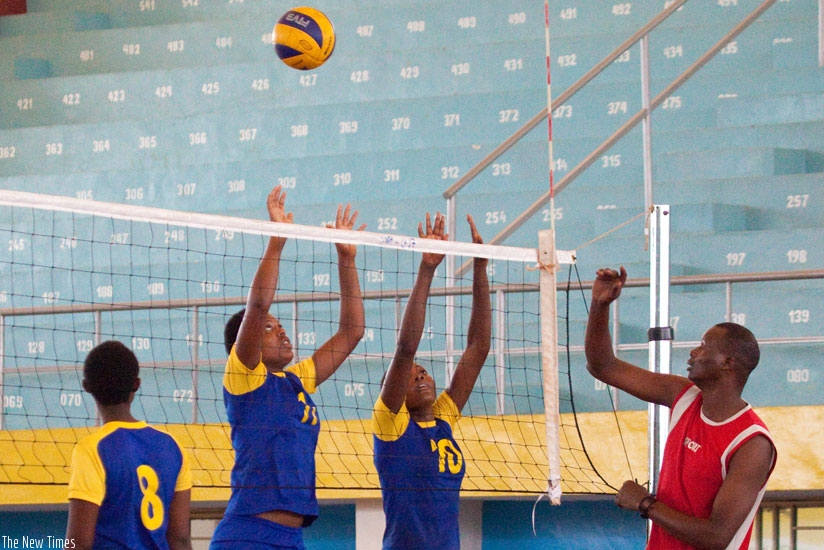 Paul Bitok taking the girls' youth team through training at Amahoro indoor stadium.  (T. Kisambira)