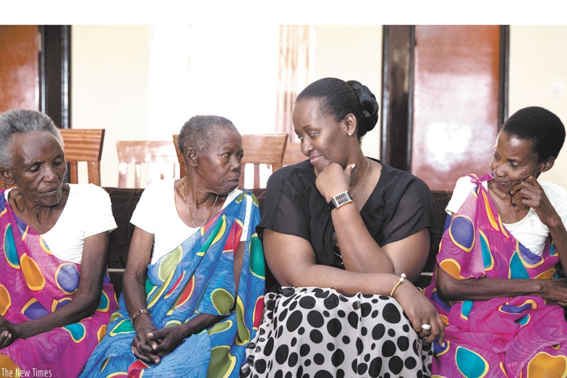 First Lady Jeannette Kagame and elderly survivors of the Genocide. Mrs Kagame yesterday inaugurated five modern, fully-furnished homes for 20 elderly survivors (incike) of the 1994 Genocide against the Tutsi in Nyanza District constructed with support from Avega, FARG, and RDF reserve force. (Courtesy)