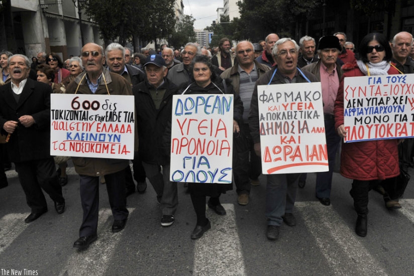 Greek pensioners in Athens show their anger at the severe cuts. (Internet photo)