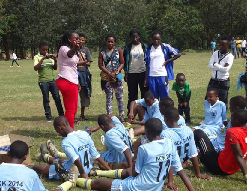 Grace Nyinawumuntu (C) briefs AS Kigali Academy players in half-time during last year's ARS game. (File)