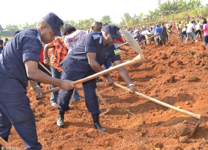 Gasana (R) during the community work in Gikomero on Saturday. (Courtesy)