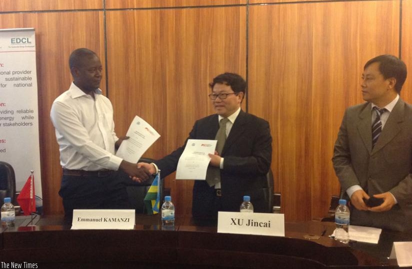 Kamanzi and Dr Xu Jincai shake hands after the signing of  the memorandum of understanding. (Steven Muvunyi)