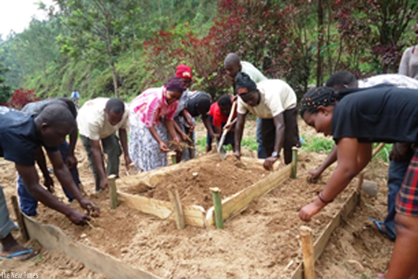 Students construct a kitchen garden in which to plant vegetables during national service. (F. Byumvuhore)