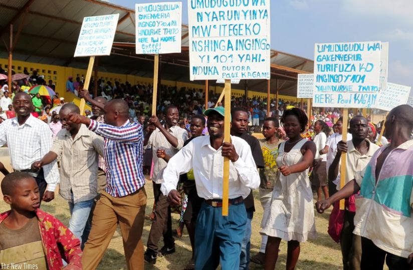 Residents of Busasamana Sector in Nyanza show their support for constitutional amendment. (E. Ntirenganya)