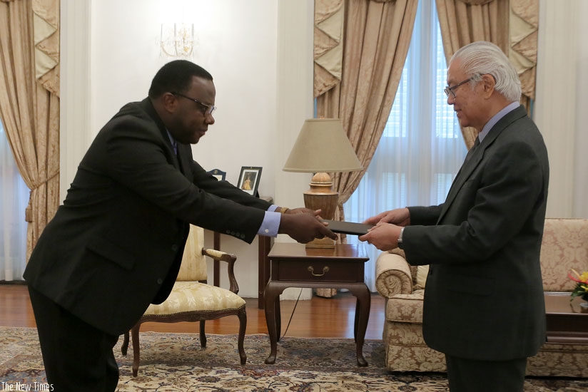Ambassador Kavaruganda presents his letter of credence to the Singaporean President. (Courtesy photo)