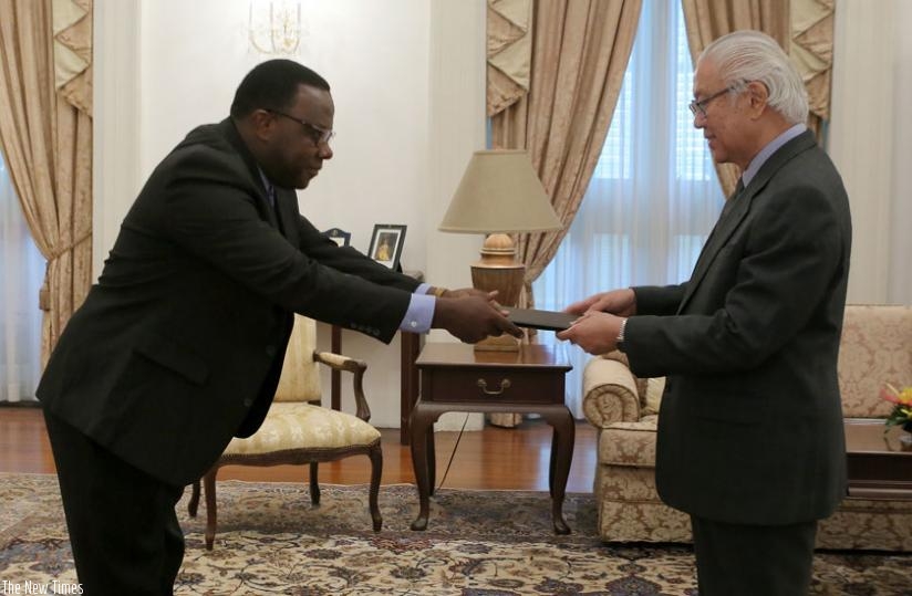 Ambassador Kavaruganda presents his Letter of Credence to the President Tony Tan. (Courtesy)